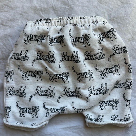 Old Navy White Baby Shorts with Tiger Print - Picture 4 of 4